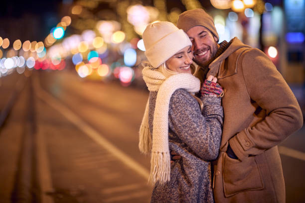 glückliches paar, das glückliche momente teilt; winterfreude-konzept - couple winter expressing positivity loving stock-fotos und bilder