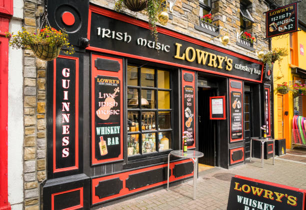 vordereingang eines typischen pubs in der irischen stadt clifden mit schwarz- und rottönen. - irish culture music guinness pub stock-fotos und bilder