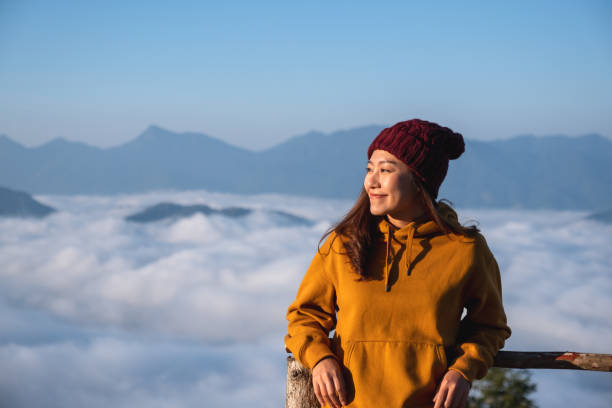 портрет молодой путешественницы с красивой горой и морем тумана по утрам - winter hiking стоковые фото и изображения