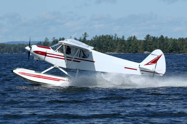 wasserflugzeug startet vom moosehead lake in greenville, me - small airplane air vehicle propeller stock-fotos und bilder