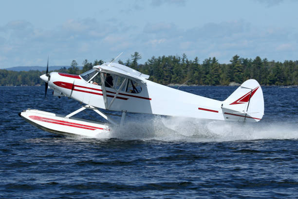 グリーンビルのムースヘッド湖から離陸するフロートプレーン、me - small airplane air vehicle propeller ストックフォトと画像