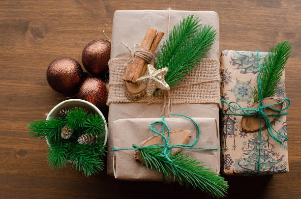 공예 용지에 싸여 나무 테이블 플랫 평지에 에코 천연 소재를 장식 크리스마스 선물. 크리스마스 이브와 새해 를 위한 배경 클로즈업 - new years eve christmas paper christmas fir tree 뉴스 사진 이미지