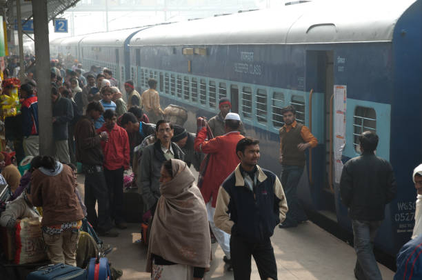 Crowd waiting the train in the Nizamuddin train station. New Delhi. Delhi. India.