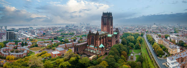 panorama aéreo de la catedral anglicana de liverpool histórico del noroeste de inglaterra. iglesia catedral de cristo resucitado en livepool - merseyside fotografías e imágenes de stock