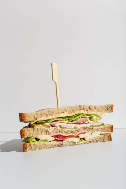 poulet tomate et salade pain complet sandwich triangles sur minimalisme gris - sandwich food lunch chicken photos et images de collection