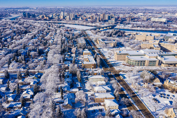 downtown aerial in saskatoon - saskatoon saskatchewan urban scene landscape imagens e fotografias de stock