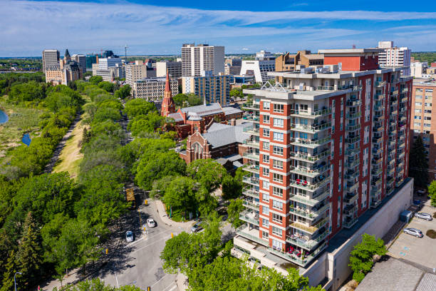 downtown aerial in saskatoon - saskatoon saskatchewan urban scene landscape imagens e fotografias de stock