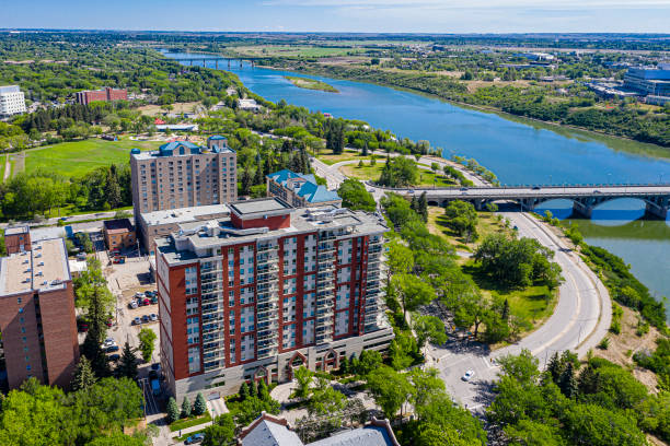 downtown aerial in saskatoon - saskatoon saskatchewan urban scene landscape imagens e fotografias de stock