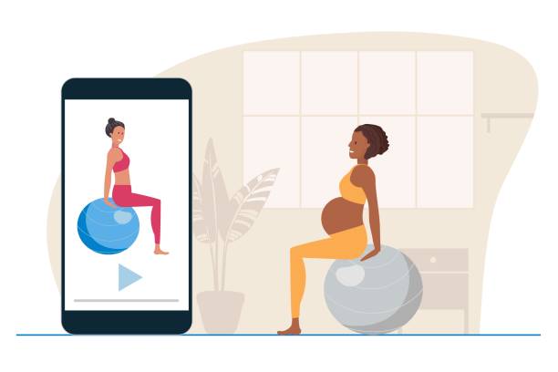 online übungen mit fitball für schwangere. schwangere afroamerikanerin sitzt zu hause auf einem großen grauen ball. frau schaut beim sportunterricht auf ihrem handy zu. pränatale übungen, gesunder lebensstil - human pregnancy exercising relaxation exercise sport stock-grafiken, -clipart, -cartoons und -symbole