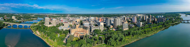 downtown aerial in saskatoon - saskatoon saskatchewan urban scene landscape imagens e fotografias de stock