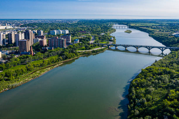 downtown aerial in saskatoon - bessborough imagens e fotografias de stock