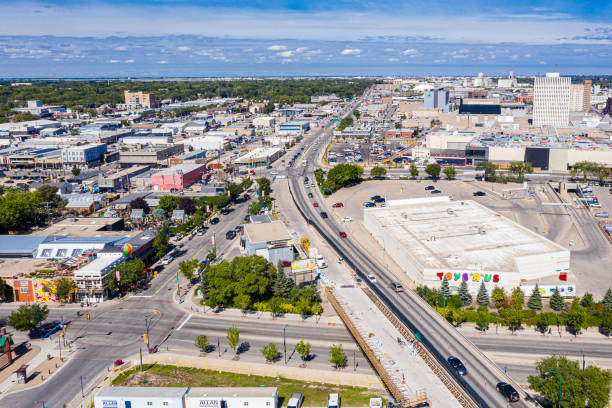 downtown aerial in saskatoon - saskatoon saskatchewan urban scene landscape imagens e fotografias de stock