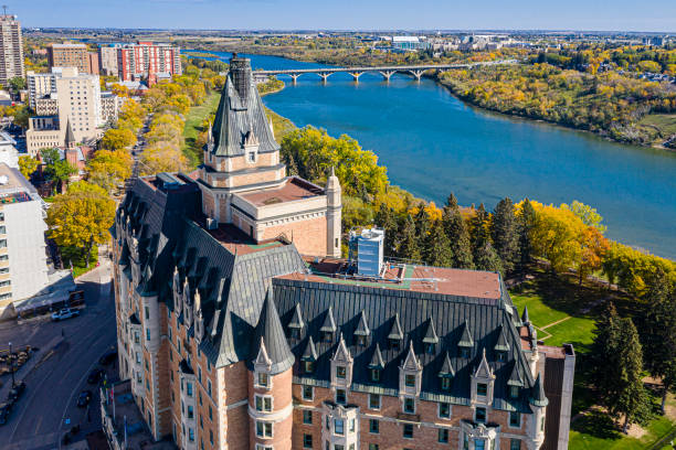 downtown aerial en saskatoon - saskatchewan fotografías e imágenes de stock