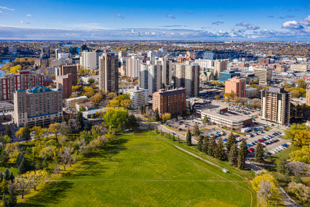 downtown aerial w saskatoon - saskatchewan zdjęcia i obrazy z banku zdjęć