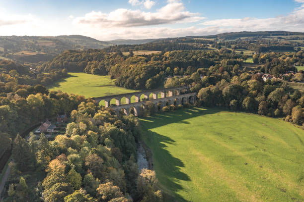 chirk aqueduct on the border of england and wales uk - llangollen imagens e fotografias de stock