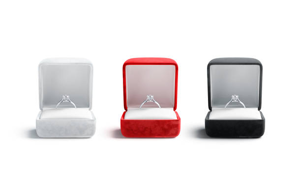 caja en blanco negro, rojo, blanco con maqueta de anillo de diamantes plateado - open container lid jewelry fotografías e imágenes de stock