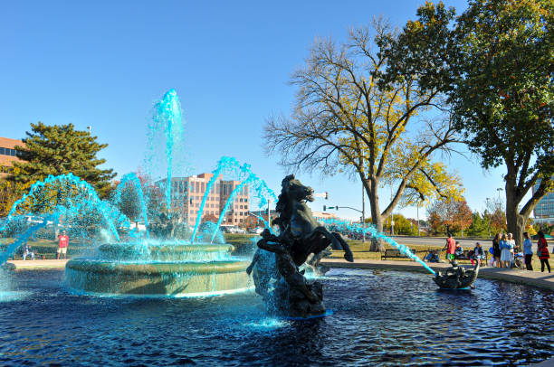 the j. c. nichols memorial fountain in kansas city, missouri - kansas kansas city missouri city skyline imagens e fotografias de stock