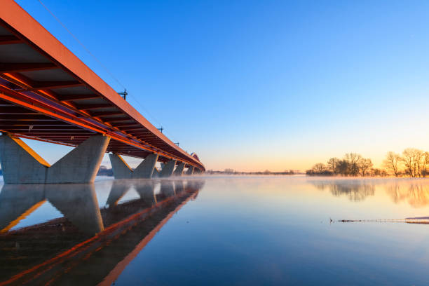 most kolejowy hanzeboog nad rzeką ijssel w pobliżu zwolle podczas mroźnego zimowego poranka - railroad crossing bridge river nautical vessel zdjęcia i obrazy z banku zdjęć