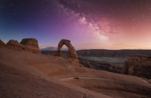 delicate arch in arches national park with stars