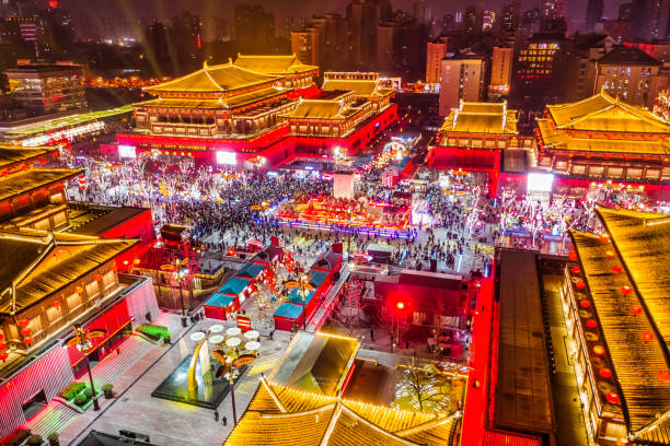 vista aérea da cidade de datang everbright à noite, xi'an, china. - chinese spring festival - fotografias e filmes do acervo