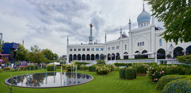 панорамный вид на мавританский дворец в копенгагене, дания - copenhagen tivoli city tivoli gardens стоковые фото и изображения