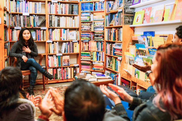 applaudissements pour le présentateur - author photos et images de collection