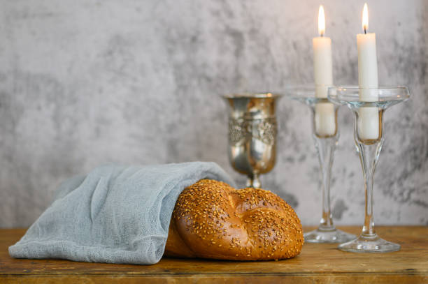 shabbat shalom - pane challah, vino shabbat e candele sul tavolo di legno - repast foto e immagini stock