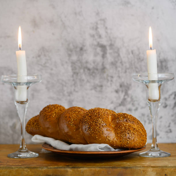 shabbat shalom - pane challah, vino shabbat e candele sul tavolo di legno - repast foto e immagini stock