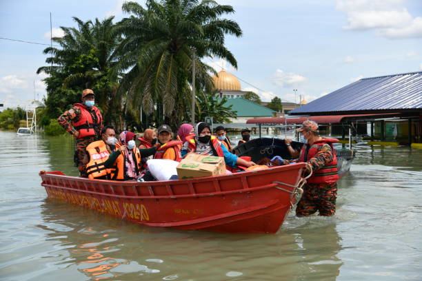 selangor, flash flood after heavy rain. - assistência em catástrofes imagens e fotografias de stock