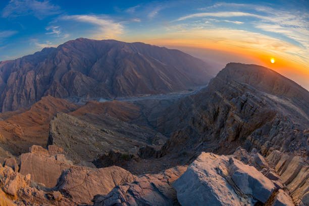 montagna jabal yanas - ras al-khaimah, emirati arabi uniti - fog desert arabia sunset foto e immagini stock