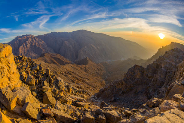 montagna jabal yanas - ras al-khaimah, emirati arabi uniti - fog desert arabia sunset foto e immagini stock