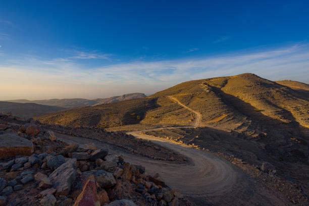 jabal yanas berg - ras al-khaimah, vae - fog desert arabia sunset stock-fotos und bilder