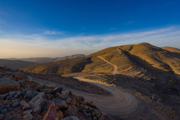 jabal yanas mountain - ras al-khaimah, uae - fog desert arabia sunset imagens e fotografias de stock