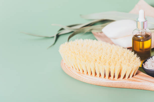 ensemble de soins corporels anti-cellulite avec brosse de massage en bois - dry brush photos et images de collection