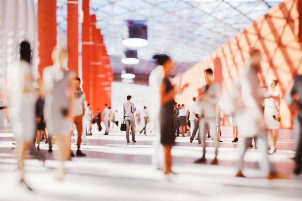 femme d’affaires debout dans des foules d’employés de bureau - shadow focus on shadow people men photos et images de collection