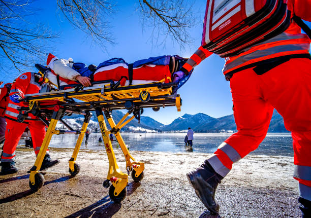 救急隊員はシュリエゼーの凍った湖の近くで働く - lake lake tegernsee tegernsee mountain ストックフォトと画像