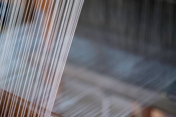 close-up photo shoot of weaving loom - wool thread textile textured imagens e fotografias de stock