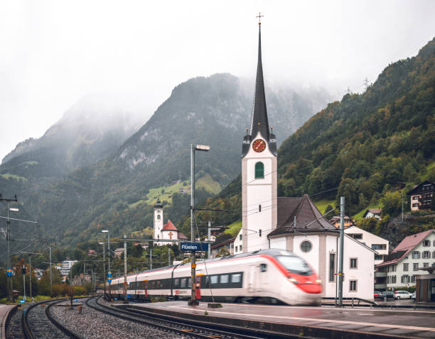 пассажирский поезд на железнодорожном вокзале в швейцарии - village switzerland landscape swiss culture стоковы�е фото и изображения