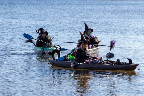 witches on the water evento di halloween a gyro beach - lake osoyoos foto e immagini stock