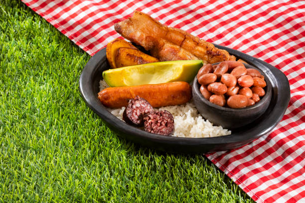 bandeja paisa, piatto principale tipico colombiano - gastronomia di antioquia - bandeja paisa foto e immagini stock