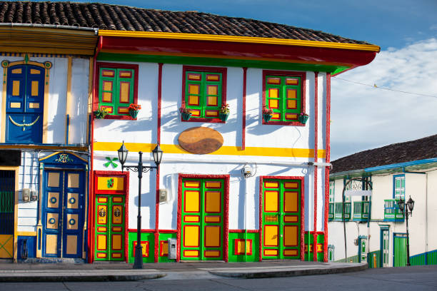 bela rua e fachadas das casas da pequena cidade de salento localizada na região de quindio, na colômbia - salento - fotografias e filmes do acervo