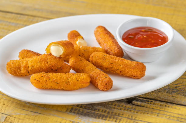 mozzarella sticks with chili sauce - mozzarella stick appetizer fried imagens e fotografias de stock