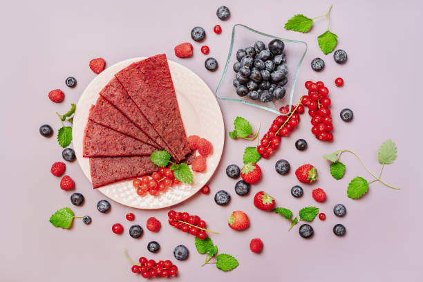 doces naturais de frutas e frutas. doces saudáveis berry pastille em fundo rosa. rolos de frutas pastille. café da manhã saudável. comida doce e saudável, lanches. doces de açúcar grátis. - pastilles - fotografias e filmes do acervo