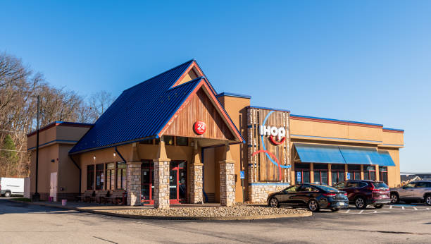 An IHOP restaurant in Pittsburgh, Pennsylvania, USA Pittsburgh, Pennsylvania, USA December 20, 2021 The IHOP, International House of Pancakes restaurant on Browns Hill Road on a sunny winter day Ihop stock pictures, royalty-free photos & images