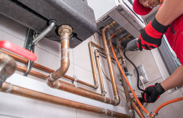 especialista en calefacción con detector de fugas de gas en la mano - heat leak fotografías e imágenes de stock