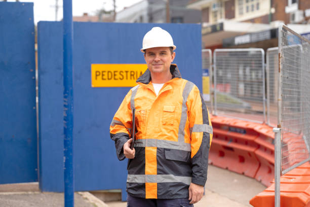 ingeniero de obra macho - inspector safety construction reflective clothing fotografías e imágenes de stock