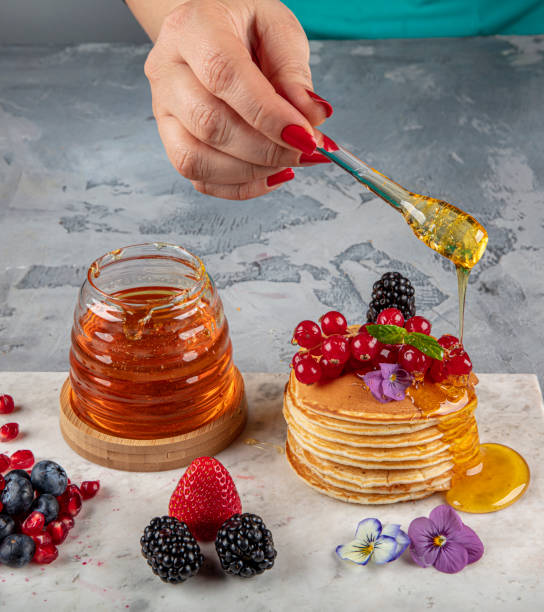 팬케이크. 건강한 여름 아침 식사, 신선한 베리와 꿀을 곁들인 홈메이드 클래식 아메리칸 팬케이크, 아침 라이트 그레이 스톤 배경 복사 공간 상단 보기 - muffin blueberry muffin blueberry butter 뉴스 사진 이미지