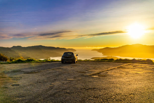 regarder un lever de soleil printanier au port de te whakaraupō lyttelton, aotearoa nouvelle-zélande - sunrise hill sea sun photos et images de collection