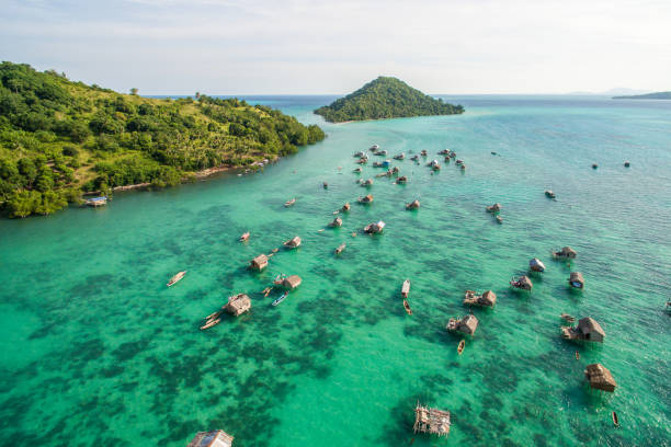 beautiful aerial view borneo sea gypsy water village in mabul bodgaya island, malaysia. - sipadan island imagens e fotografias de stock