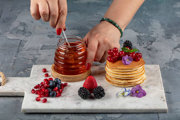 팬케이크. 건강한 여름 아침 식사, 신선한 베리와 꿀을 곁들인 홈메이드 클래식 아메리칸 팬케이크, 아침 라이트 그레이 스톤 배경 복사 공간 상단 보기 - muffin blueberry muffin blueberry butter 뉴스 사진 이미지